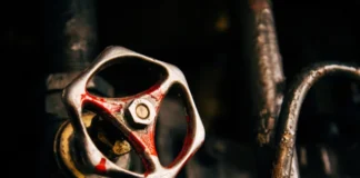 Miten korjata vuotava pesukoneen on/off-vesiventtiili pesukoneen takana?