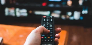 Timeshiftin käyttäminen Samsung TV:ssä suorien lähetysten pysäyttämiseen tai kelaamiseen taaksepäin