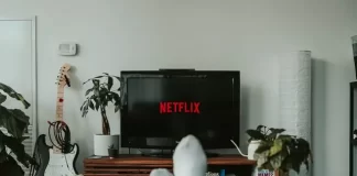 Kuinka ohittaa automaattisesti esittelyt Netflixissä