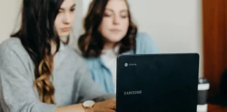 Näytön kääntäminen Chromebookissa