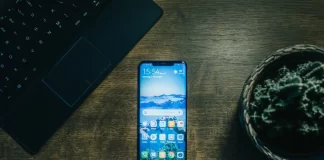 Kuinka heittää Android-puhelin kannettavaan tietokoneeseen